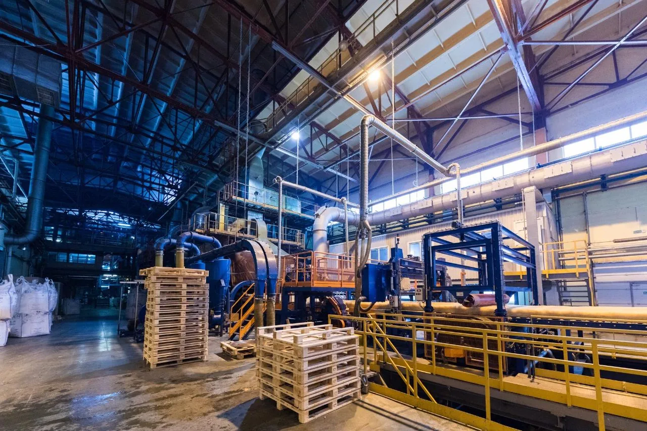 interior-de-oficina-de-fabrica-e-maquinas-no-processo-de-producao-de-fundo-da-industria-de-vidro_645730-553.jpg